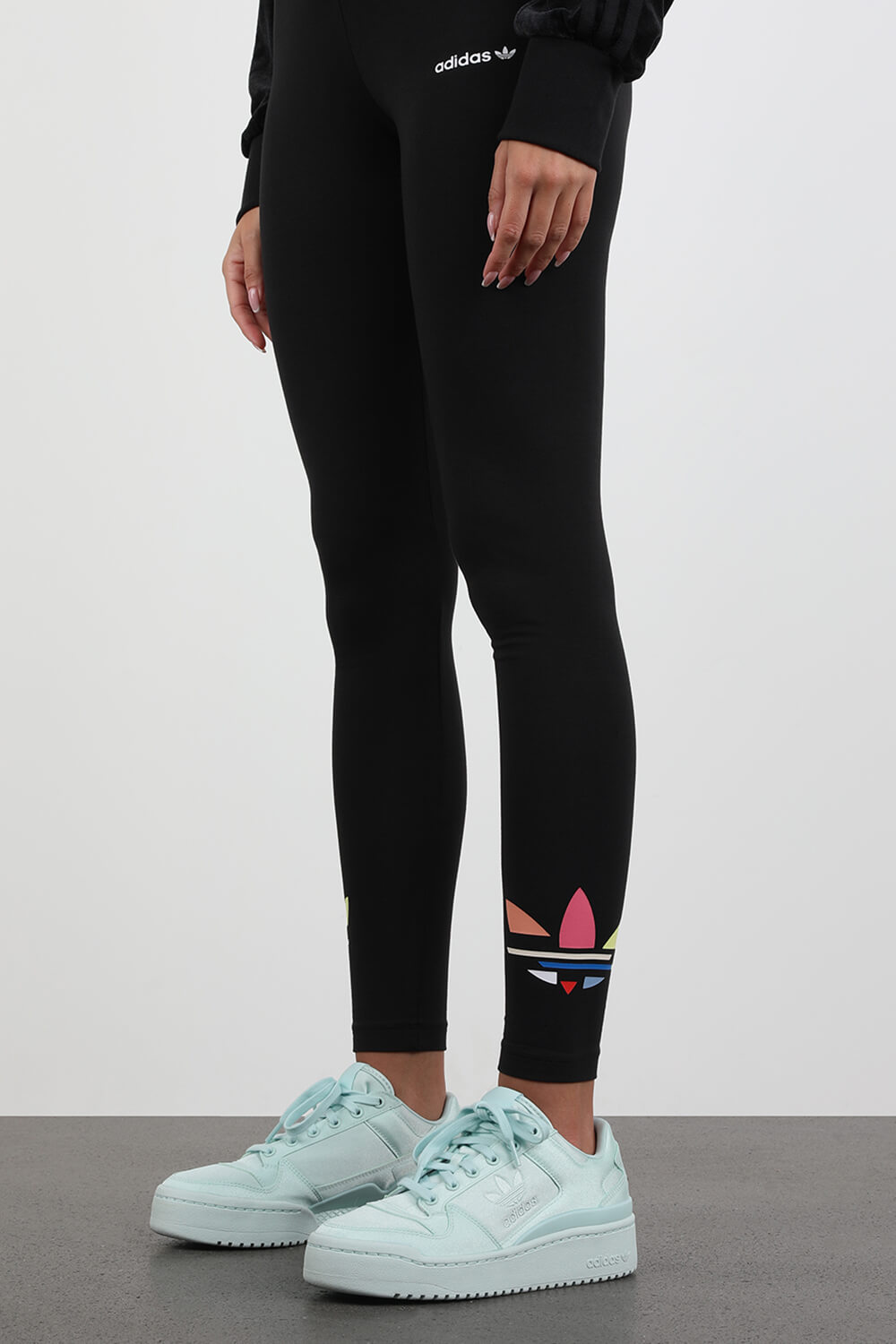 תמונת כל הלוק של נעלי סניקרס אוריג'ינלס בגוון מנטה